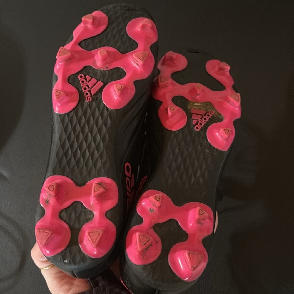 Girls 2.5 Adidas Black and Pink Soccer Cleats - Picture 6 of 6